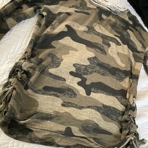 Camouflaging long sleeve shirt